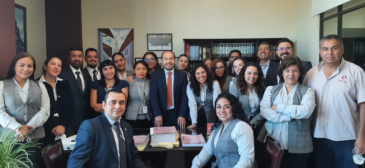 Magistrado Edwin Cruz — Con el equipo del tribunal