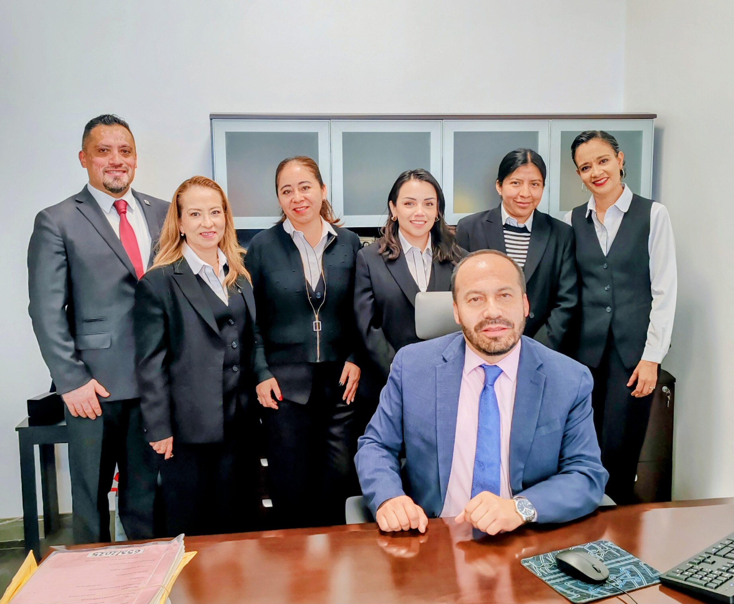 Magistrado Edwin Cruz — Con su equipo de trabajo